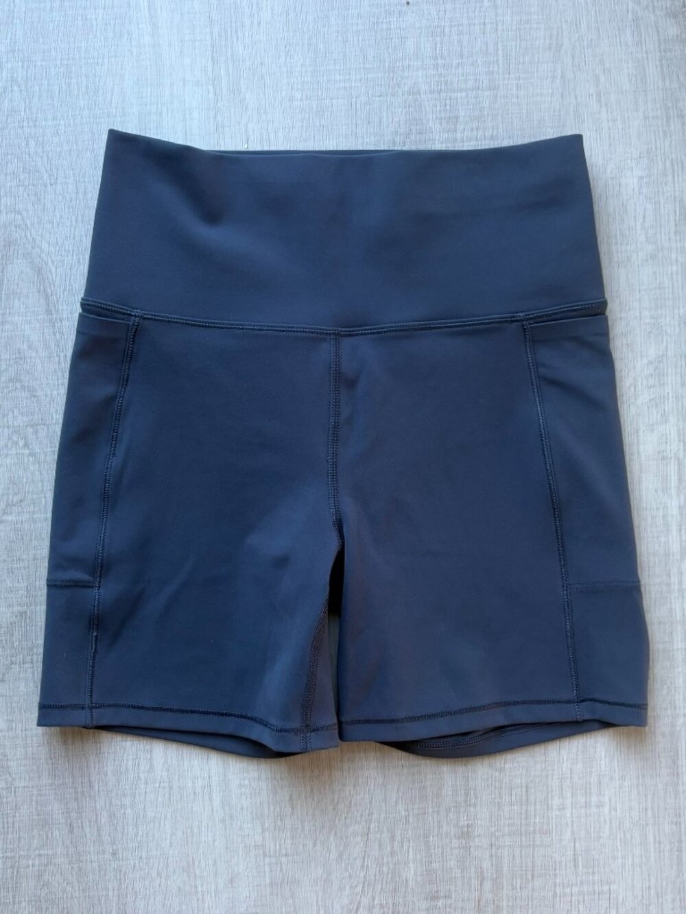 Vuori Studio Pocket Shorts 5" inseam - Women S - Gray/Azure